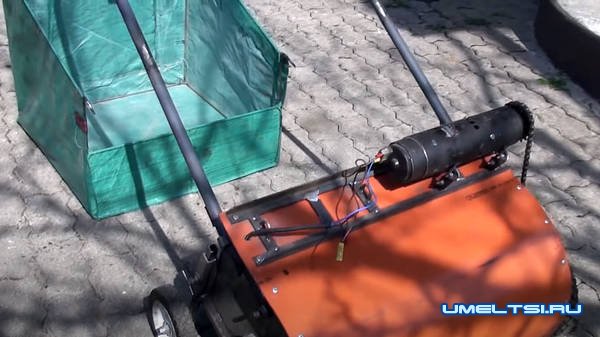 механическая щетка с бункером для уборки листьев механическая щетка с бункером для уборки листьев